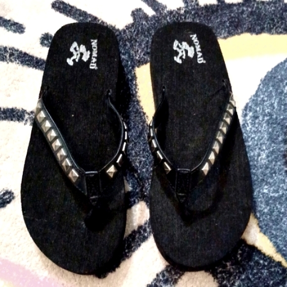 Nomad Shoes - Studded flip flops💀